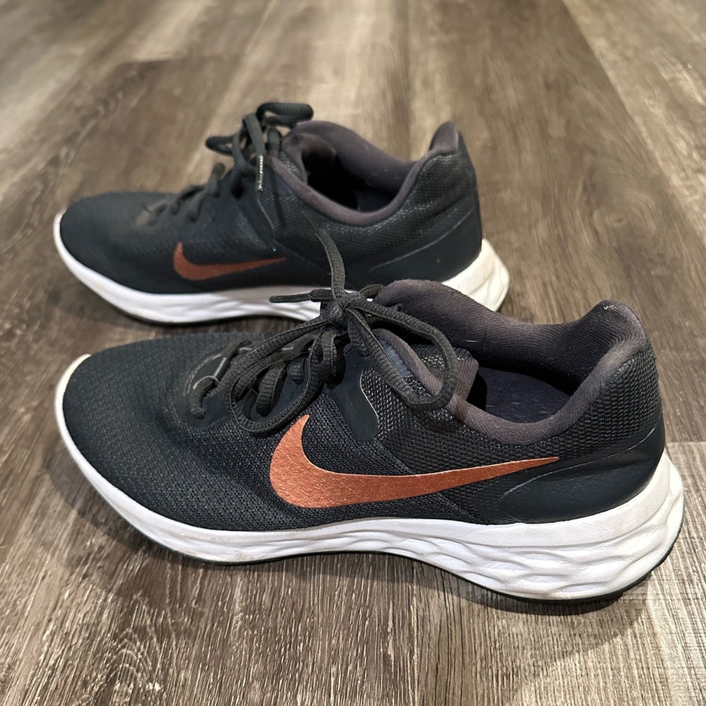 Nike Women’s Revolution - Dk Smoke Grey/Metallic Copper